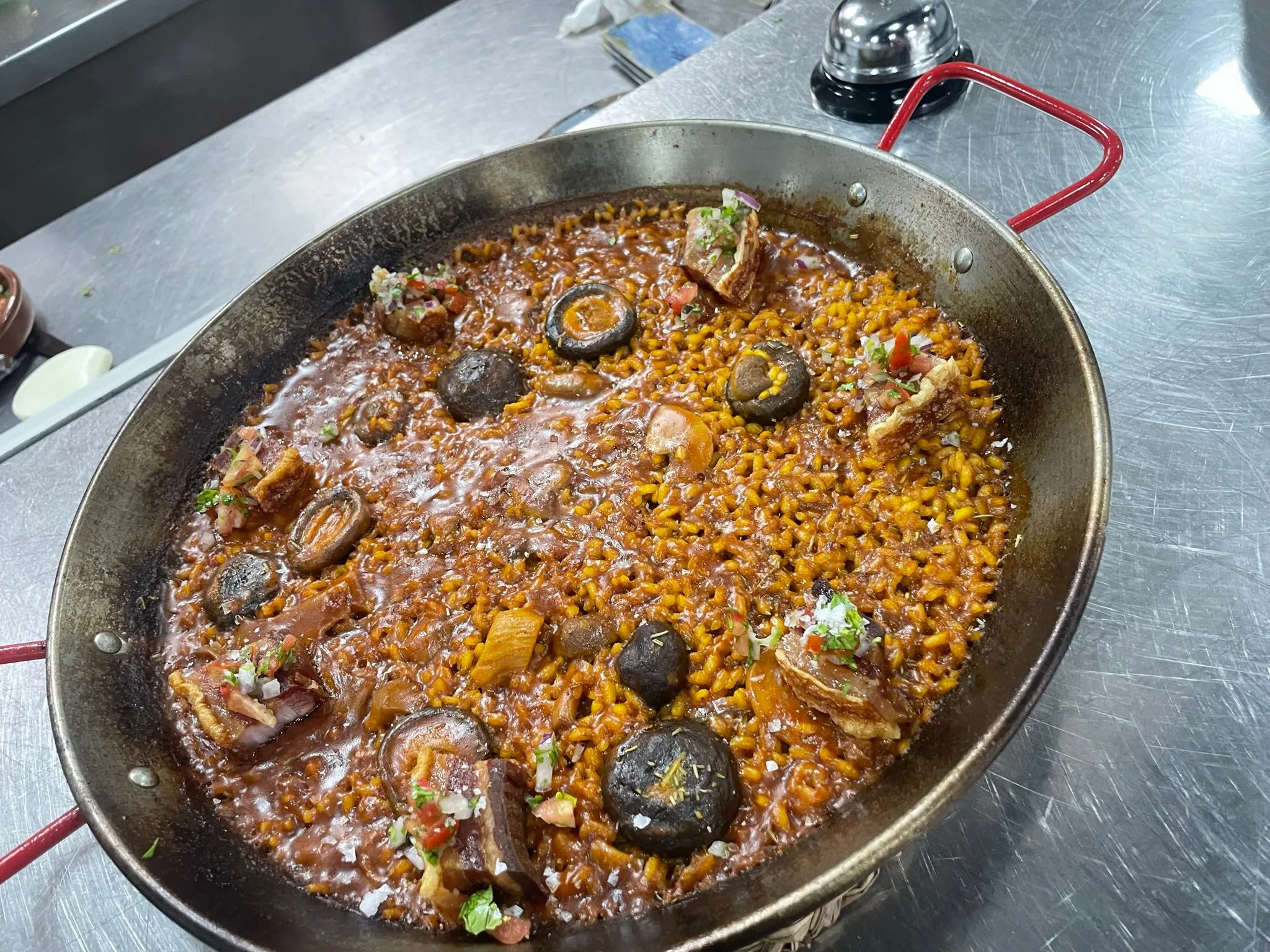 Arroz de secreto, boletus y cebolla caramelizada